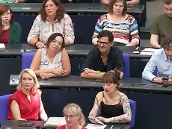 Faschismus-Zoff im Bundestag: Die Linke verbarrikadiert sich in der Wagenburg